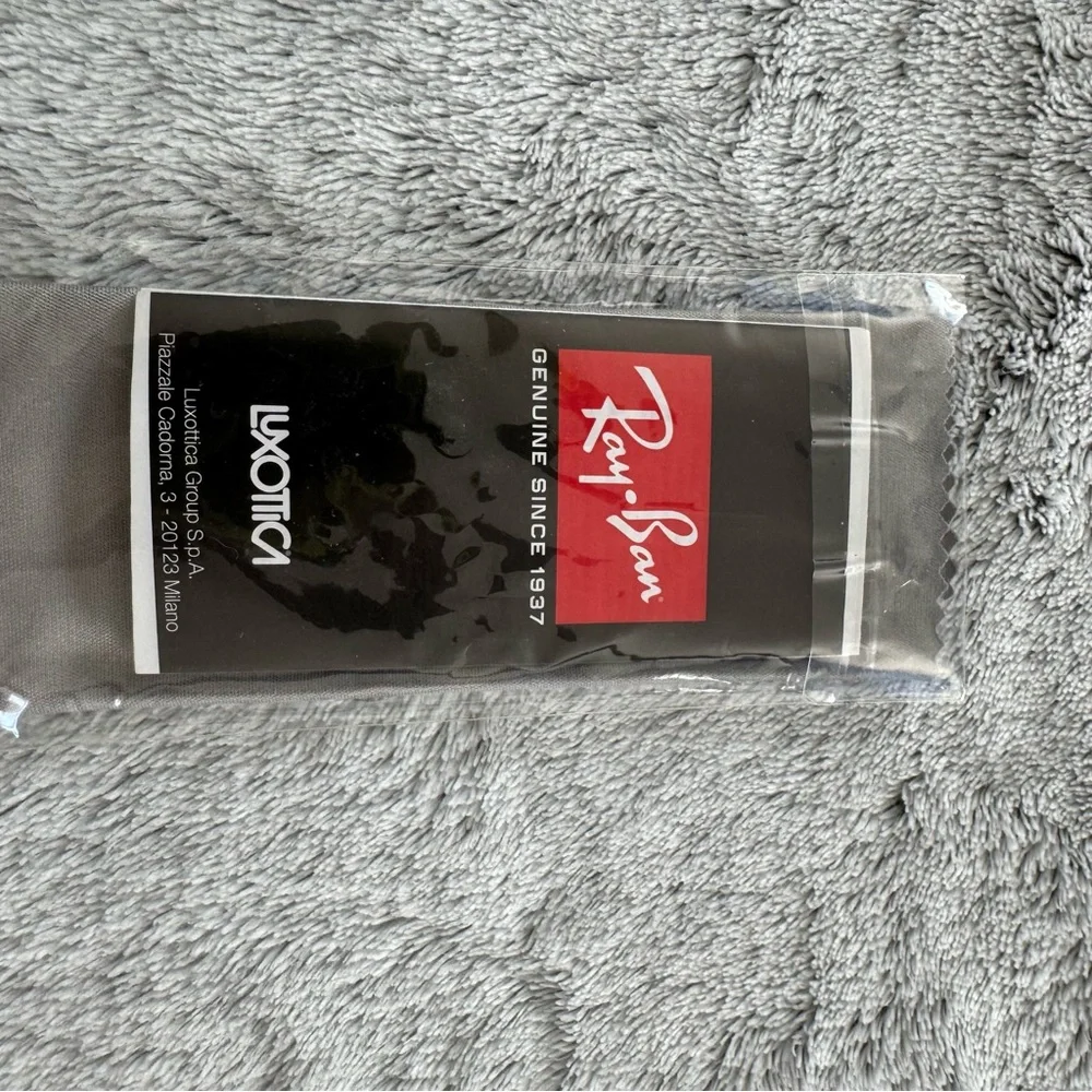 Ray-Ban‎ Black Leather Sunglasses Case with Cleaning Cloth Snap Closure NWOT